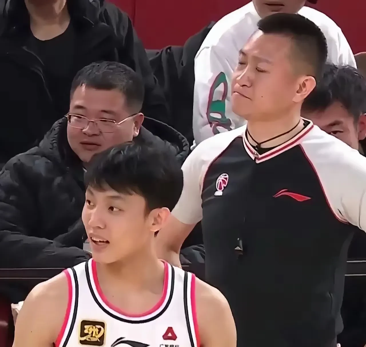 包含赛地聚焦——足总杯加时末段热度飙升；深圳男篮篮板制胜；媒体盛赞；身体对抗强度拉满的词条